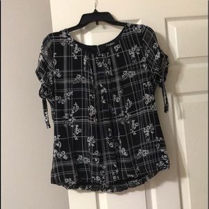 NWOT Roz & Ali black and white blouse. Size L.